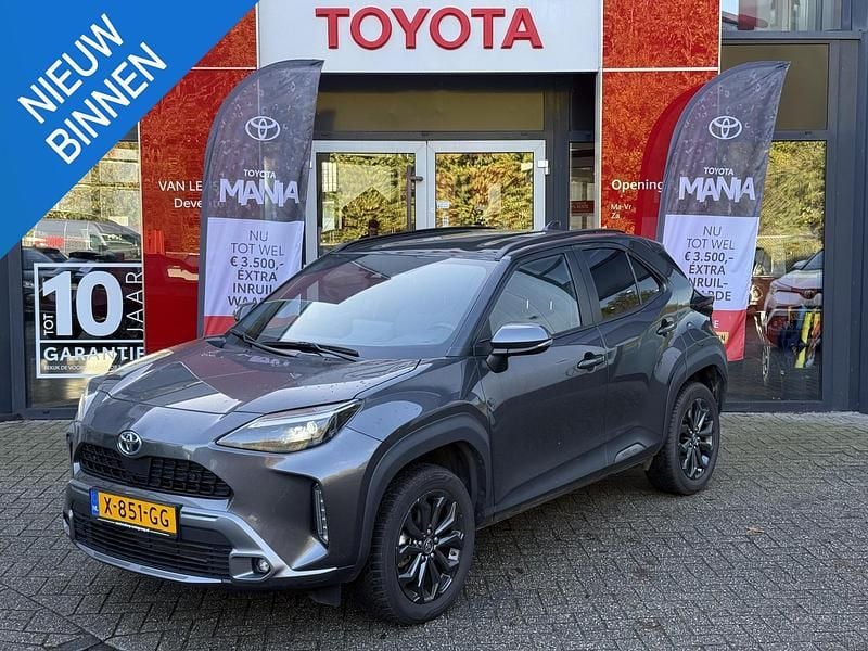 Grijs Gebruikt 2023 Toyota Yaris Hybrid X-plore SUV | € 27.400 (Eerlijke prijs) - Afbeelding 1/4