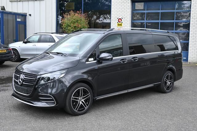 Grijs Gebruikt 2024 Mercedes V300 AMG MPV | € 133.950 - Afbeelding 1/4