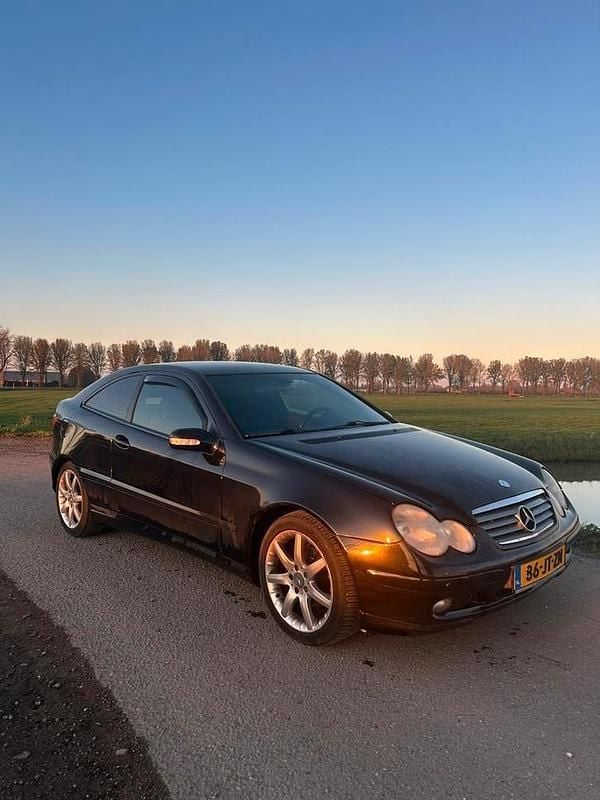 Zwart Gebruikt 2002 Mercedes C180 Coupé | € 2.200 (Eerlijke prijs) - Afbeelding 1/4