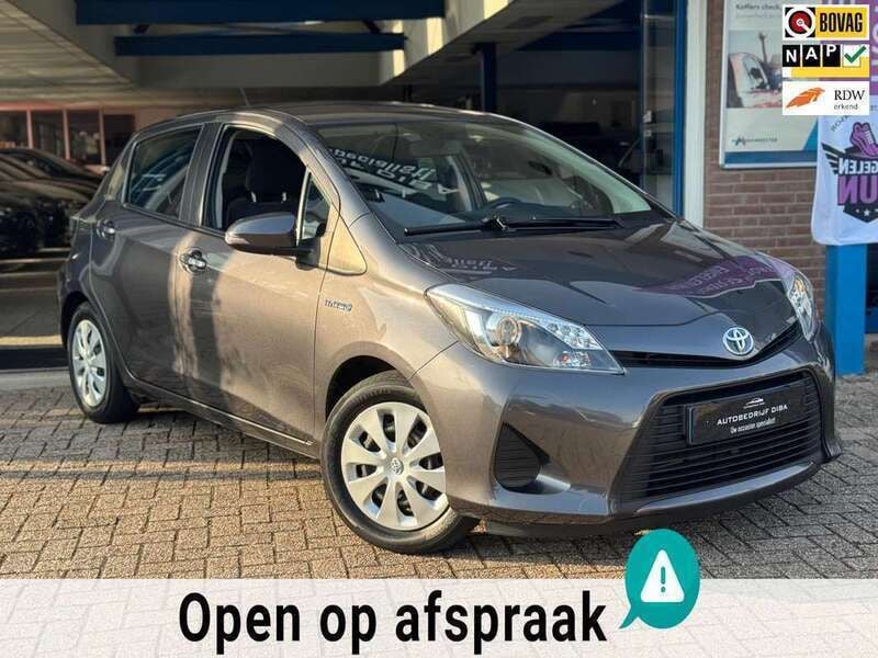 Grijs, metallic lak Gebruikt 2013 Toyota Yaris Hybrid Hatchback | € 11.500 (Eerlijke prijs) - Afbeelding 1/4