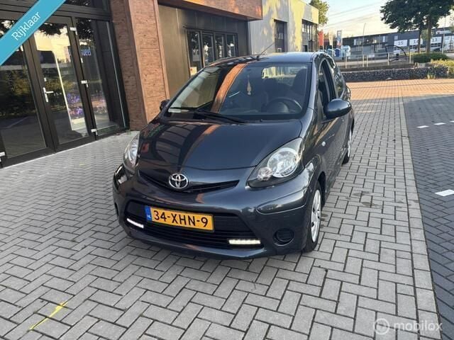 Grijs Gebruikt 2012 Toyota Aygo Hatchback | € 6.950 (Eerlijke prijs) - Afbeelding 1/4