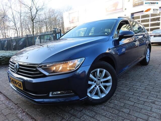 Blauw (metallic) Occasion 2017 VW Passat Highline Stationwagen | € 12.950 (Eerlijke prijs) - Afbeelding 1/4