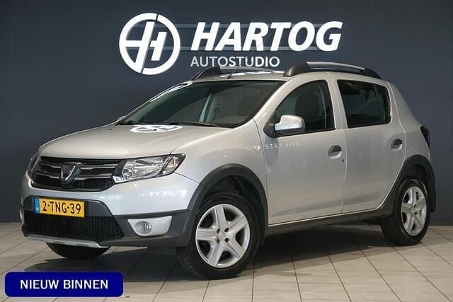 Grijs Gebruikt 2014 Dacia Sandero Lauréate Hatchback | € 6.900 (Eerlijke prijs) - Afbeelding 1/4