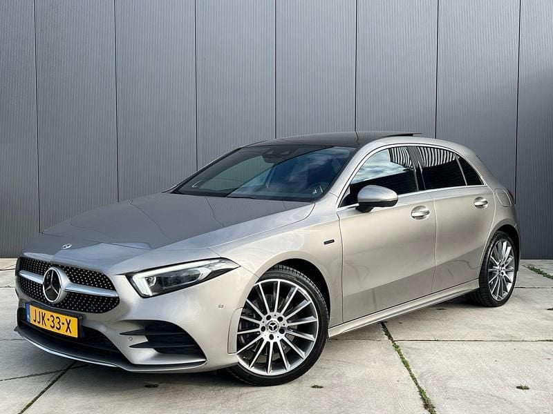 Grijs Gebruikt 2020 Mercedes A250 Business Hatchback | € 24.695 (Eerlijke prijs) - Afbeelding 1/4