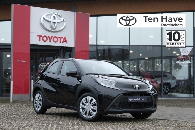 Zwart Gebruikt 2024 Toyota Aygo Play Hatchback | € 17.900 (Eerlijke prijs) - Afbeelding 1/4
