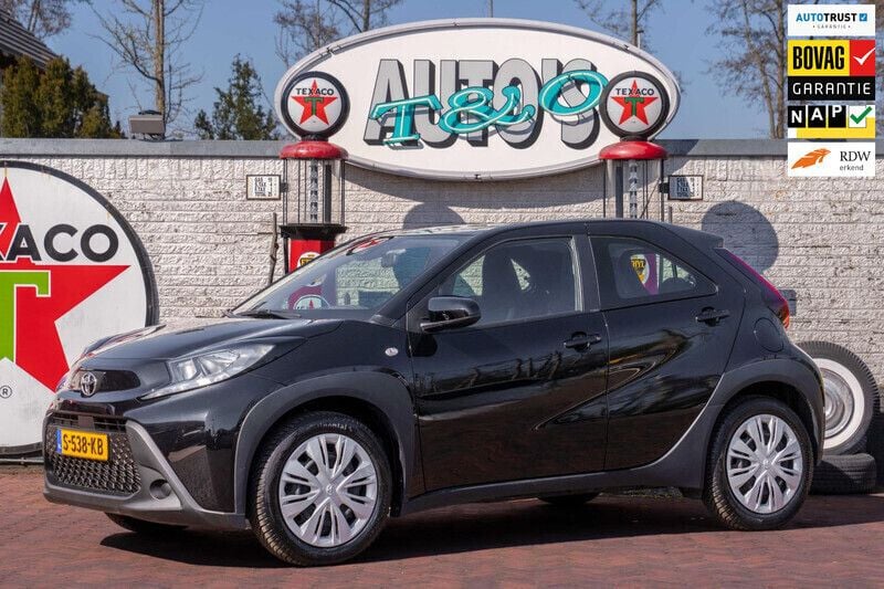 Zwart Gebruikt 2023 Toyota Aygo Play Hatchback | € 17.450 (Goede deal) - Afbeelding 1/4