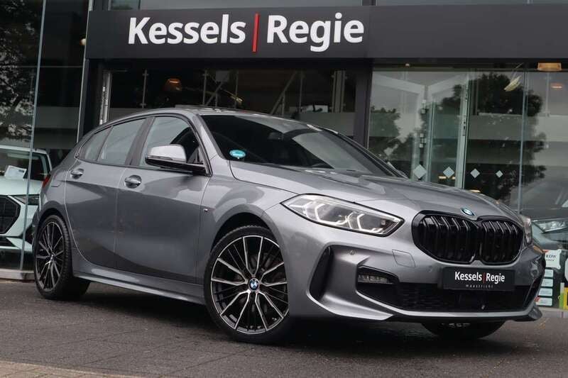 Grijs Gebruikt 2023 BMW 120 M Sport Hatchback | € 35.950 (Eerlijke prijs) - Afbeelding 1/4