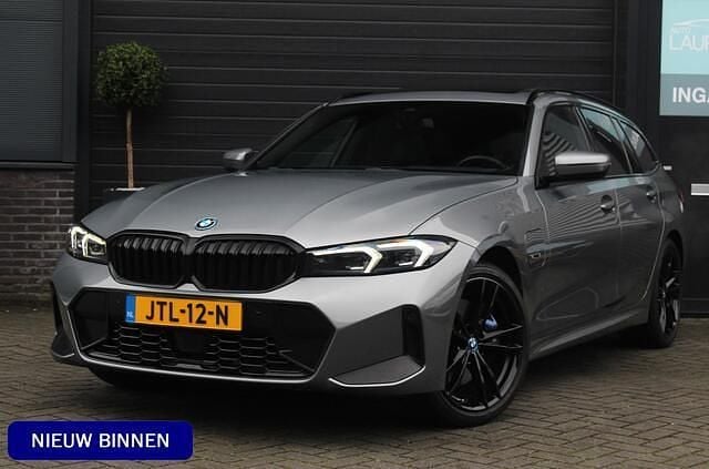 Grijs Occasion 2023 BMW 330 M Sport Stationwagen | € 39.995 (Eerlijke prijs) - Afbeelding 1/4