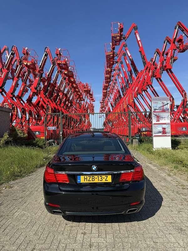 Zwart Gebruikt 2009 BMW 740 Sedan | € 18.950 (Eerlijke prijs) - Afbeelding 1/4