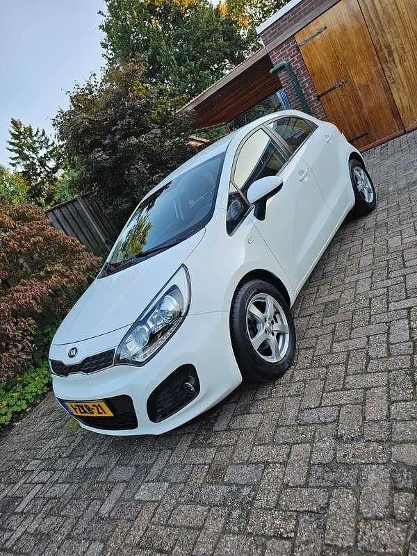 Wit Gebruikt 2015 Kia Rio MPV | € 8.450 (Eerlijke prijs) - Afbeelding 1/4