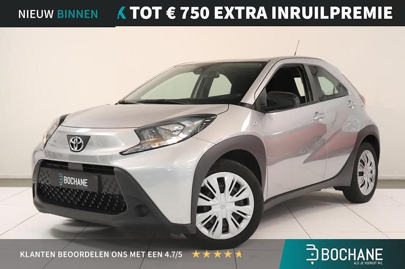 Silver metallic (1l0) Gebruikt 2022 Toyota Aygo X Play SUV | € 14.240 (Super prijs) - Afbeelding 1/4