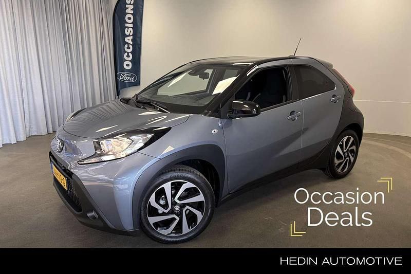 Grijs Occasion 2025 Toyota Aygo X Play SUV | € 19.345 (Eerlijke prijs) - Afbeelding 1/3
