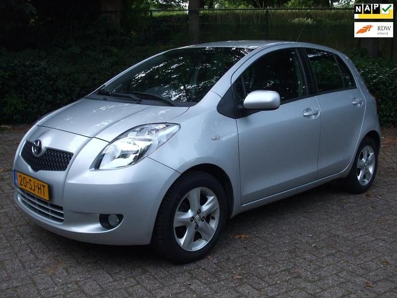 Grijs (metallic) Gebruikt 2006 Toyota Yaris Luna Hatchback | € 3.549 (Eerlijke prijs) - Afbeelding 1/4