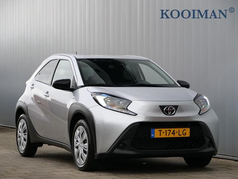 Grijs Occasion 2023 Toyota Aygo X Play SUV | € 15.495 (Super prijs) - Afbeelding 1/4