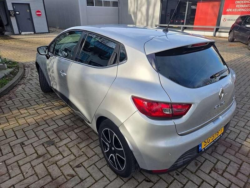 Zilver Gebruikt 2015 Renault Clio IV Dynamique Hatchback | € 5.950 (Goede deal) - Afbeelding 1/4
