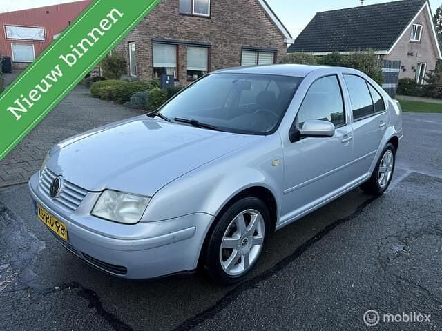 Grijs Gebruikt 1999 VW Bora Highline Sedan | € 1.850 (Eerlijke prijs) - Afbeelding 1/4