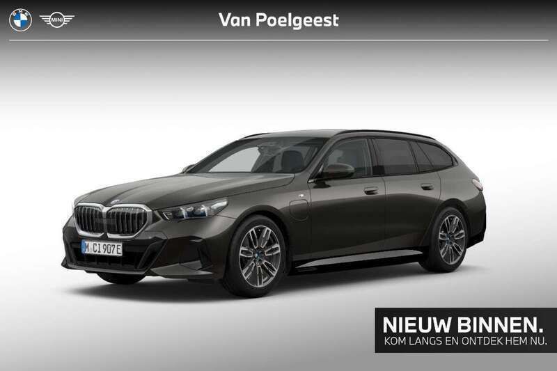 Grijs Gebruikt 2024 BMW 530e M Sport Stationwagen | € 69.795 - Afbeelding 1/2