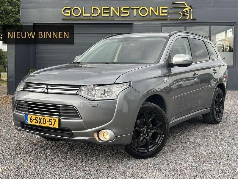 Grijs Gebruikt 2013 Mitsubishi Outlander P-HEV Instyle SUV | € 7.943 (Eerlijke prijs) - Afbeelding 1/4