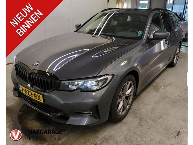 Grijs, metallic lak Gebruikt 2020 BMW 320 Executive Stationwagen | € 24.995 (Eerlijke prijs) - Afbeelding 1/4