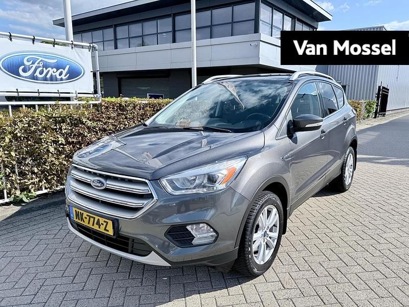Grijs Gebruikt 2017 Ford Kuga Trend SUV | € 15.845 (Eerlijke prijs) - Afbeelding 1/4