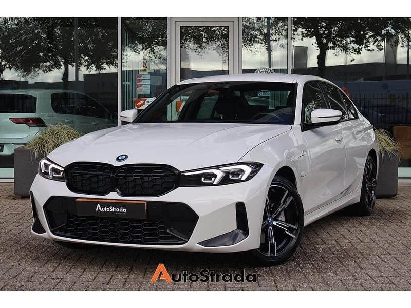 Wit Gebruikt 2024 BMW 320 M Sport Sedan | € 38.700 (Eerlijke prijs) - Afbeelding 1/4
