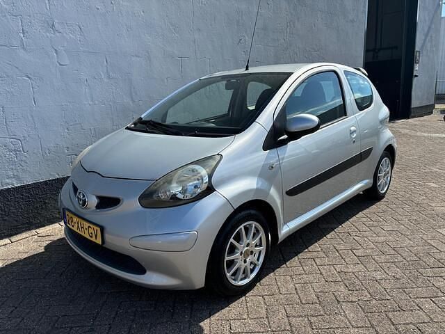 Grijs Gebruikt 2007 Toyota Aygo Hatchback | € 1.950 (Eerlijke prijs) - Afbeelding 1/4