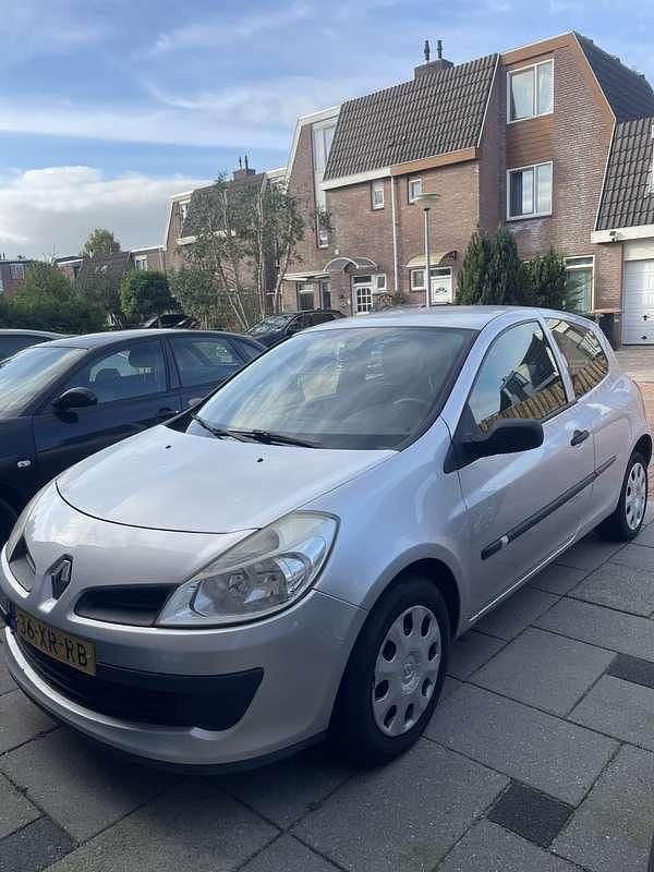 Gebruikt 2006 Renault Clio II Authentique Sedan | € 900 (Eerlijke prijs) - Afbeelding 1/2