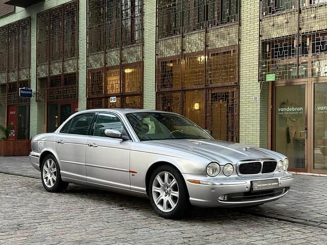 Grijs (metallic) Gebruikt 2003 Jaguar XJ Sedan | € 4.750 (Eerlijke prijs) - Afbeelding 1/4