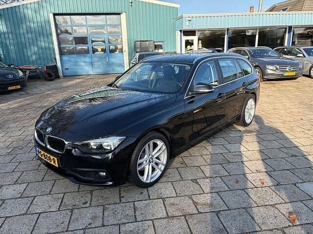 Zwart Gebruikt 2017 BMW 320 Stationwagen | € 14.950 (Goede deal) - Afbeelding 1/4