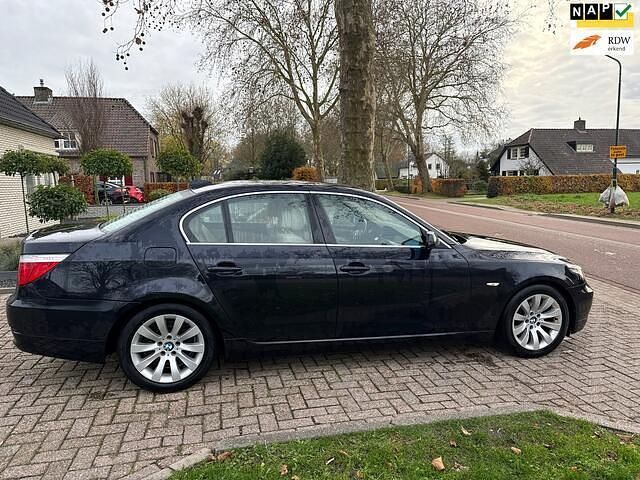 Zwart (metallic) Gebruikt 2008 BMW 525 Sedan | € 3.950 (Eerlijke prijs) - Afbeelding 1/4