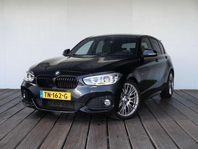 Zwart Gebruikt 2018 BMW 118 Executive Hatchback | € 16.000 (Eerlijke prijs) - Afbeelding 1/4