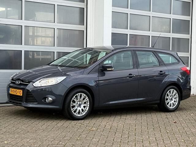 Grijs (metallic) Gebruikt 2011 Ford Focus Trend Stationwagen | € 3.945 (Goede deal) - Afbeelding 1/4