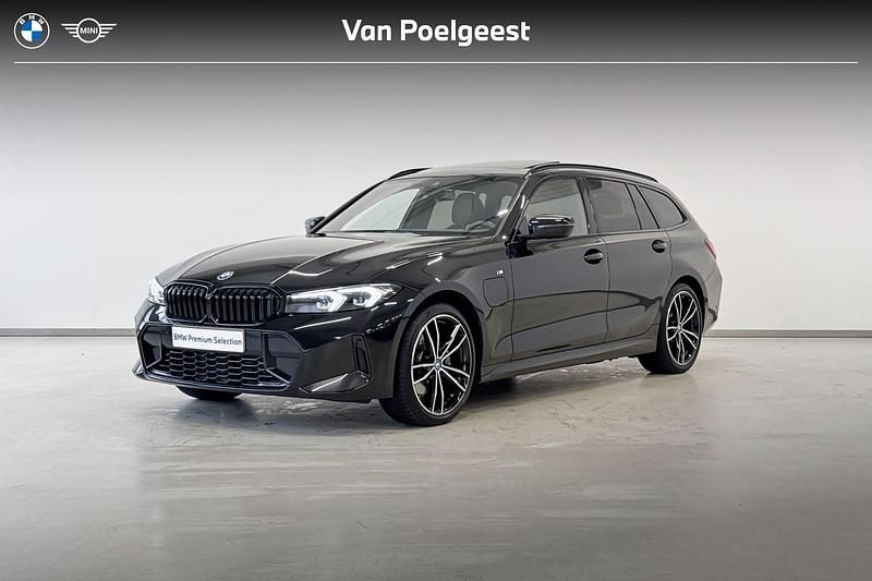 Zwart Occasion 2024 BMW 320e Comfort Edition Stationwagen | € 41.900 (Iets duurder) - Afbeelding 1/4