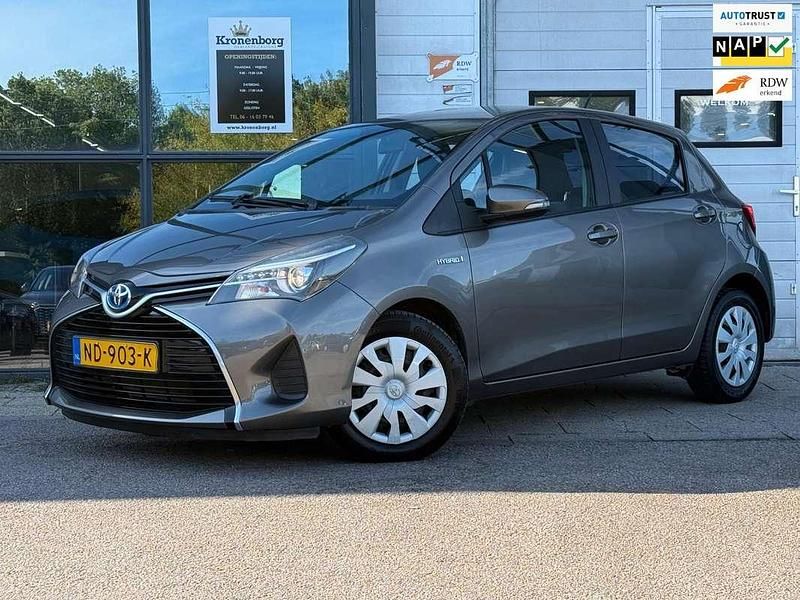 Grijs Gebruikt 2017 Toyota Yaris Hybrid Hatchback | € 13.499 (Goede deal) - Afbeelding 1/4