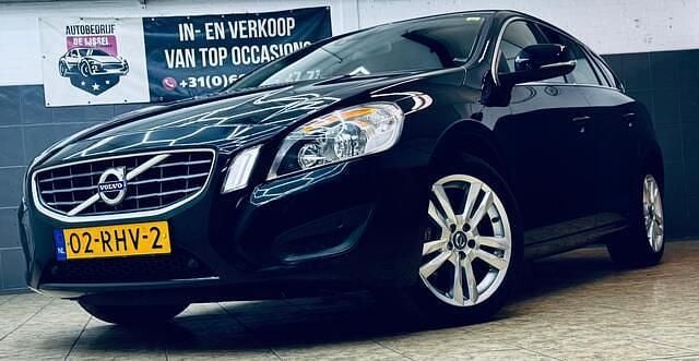 Zwart Gebruikt 2011 Volvo V60 Momentum Stationwagen | € 10.945 (Eerlijke prijs) - Afbeelding 1/4