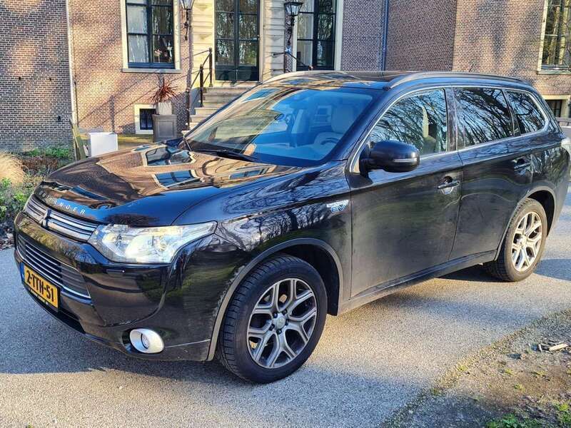 Zwart Gebruikt 2014 Mitsubishi Outlander P-HEV Instyle Stationwagen | € 8.999 (Duur) - Afbeelding 1/4