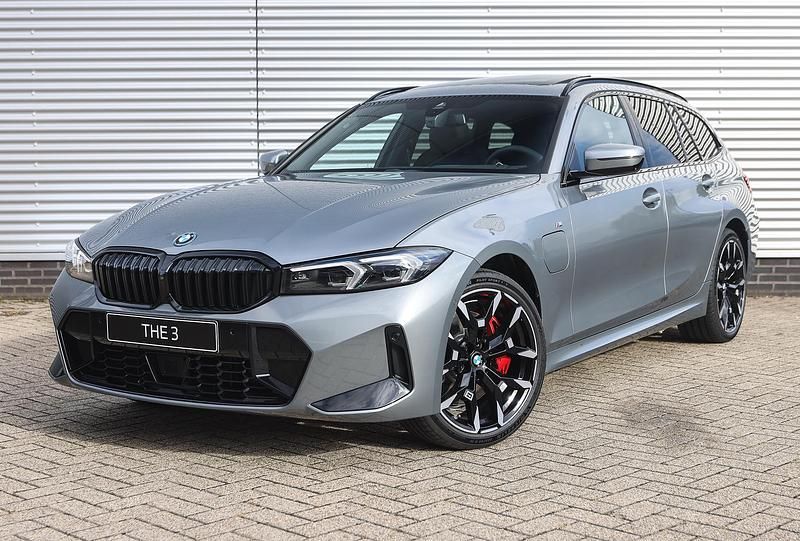 Grijs Nieuw 2025 BMW 330e M Sport Sedan | € 75.691 (Duur) - Afbeelding 1/4