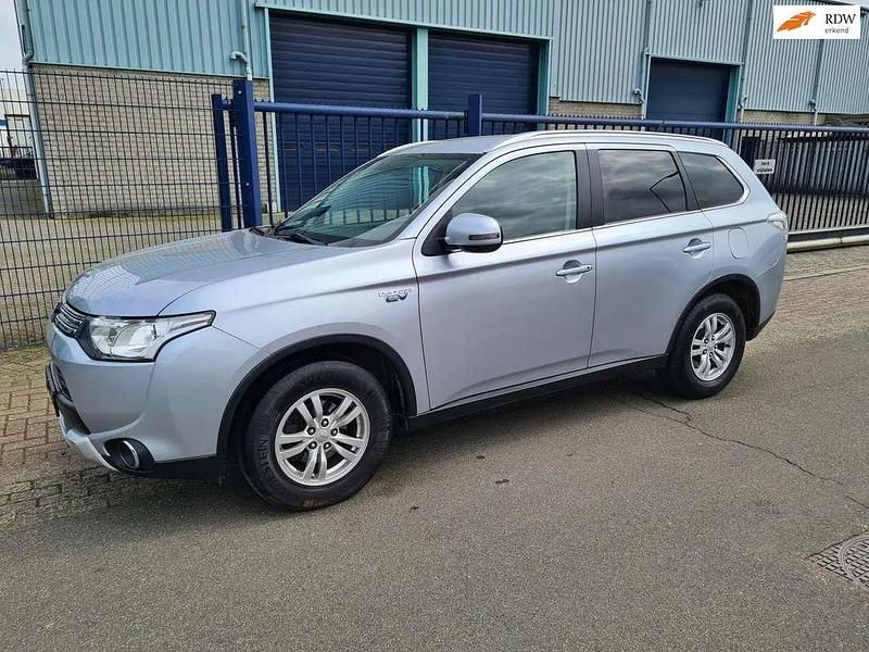 Blauw Gebruikt 2015 Mitsubishi Outlander P-HEV Edition Sedan | € 11.950 (Eerlijke prijs) - Afbeelding 1/4
