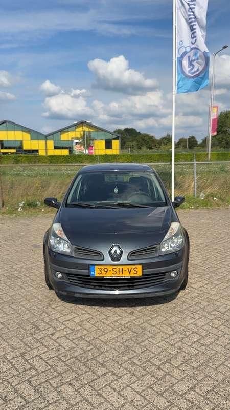 Grijs Gebruikt 2006 Renault Clio II Luxe Hatchback | € 2.800 (Eerlijke prijs) - Afbeelding 1/4
