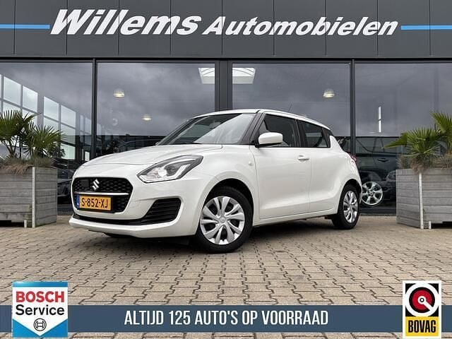 Wit Gebruikt 2023 Suzuki Swift Comfort Hatchback | € 16.900 (Goede deal) - Afbeelding 1/4