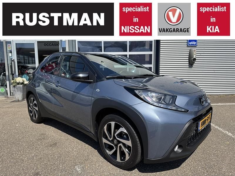 Grijs Gebruikt 2024 Toyota Aygo Pulse Hatchback | € 21.950 (Eerlijke prijs) - Afbeelding 1/4