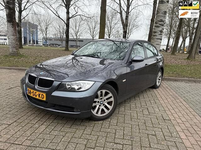 Grijs (metallic) Occasion 2006 BMW 318 Executive Sedan | € 2.150 (Super prijs) - Afbeelding 1/4