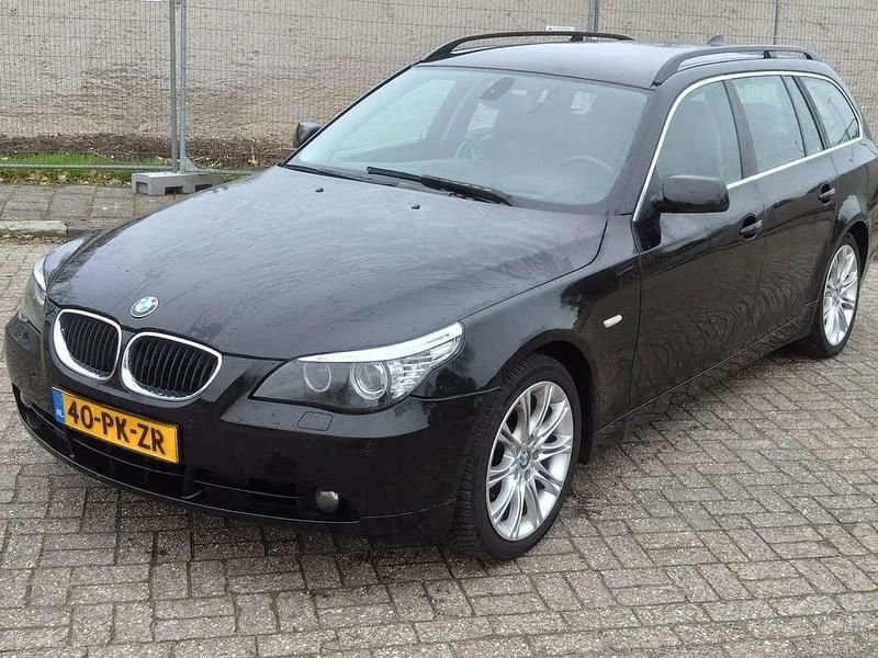 Zwart Gebruikt 2004 BMW 525 Executive Stationwagen | € 4.950 (Eerlijke prijs) - Afbeelding 1/4