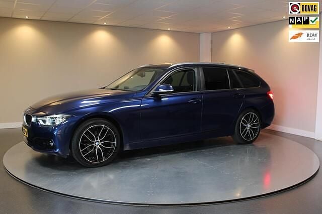Blauw Gebruikt 2019 BMW 318 Executive Stationwagen | € 18.940 (Goede deal) - Afbeelding 1/4