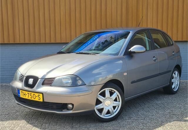 Grijs, metallic lak Gebruikt 2005 Seat Ibiza Reference Hatchback | € 1.498 (Eerlijke prijs) - Afbeelding 1/4