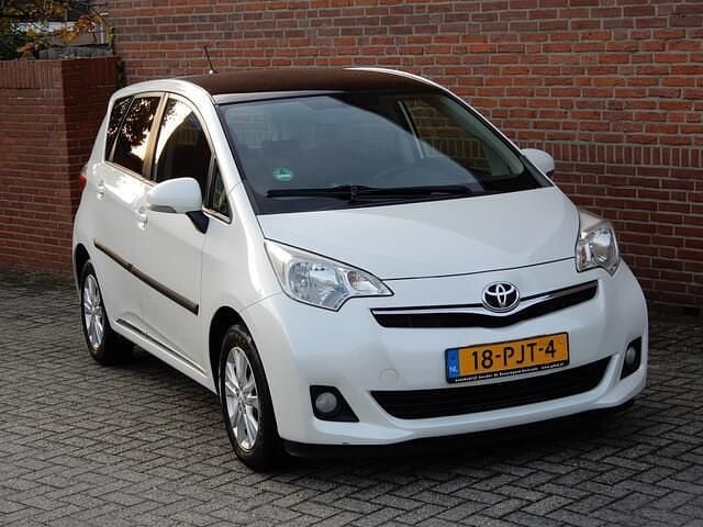 Wit Gebruikt 2011 Toyota Verso-S MPV | € 5.950 (Goede deal) - Afbeelding 1/4