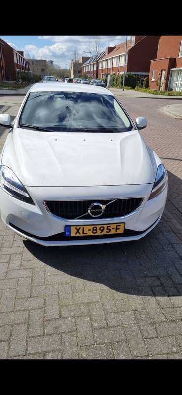 Wit Gebruikt 2019 Volvo V40 Stationwagen | € 17.500 (Goede deal) - Afbeelding 1/4