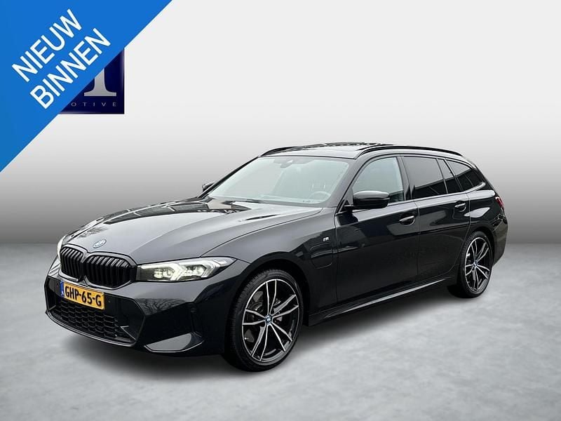 Zwart Occasion 2024 BMW 320e M Sport Stationwagen | € 42.899 (Iets duurder) - Afbeelding 1/4