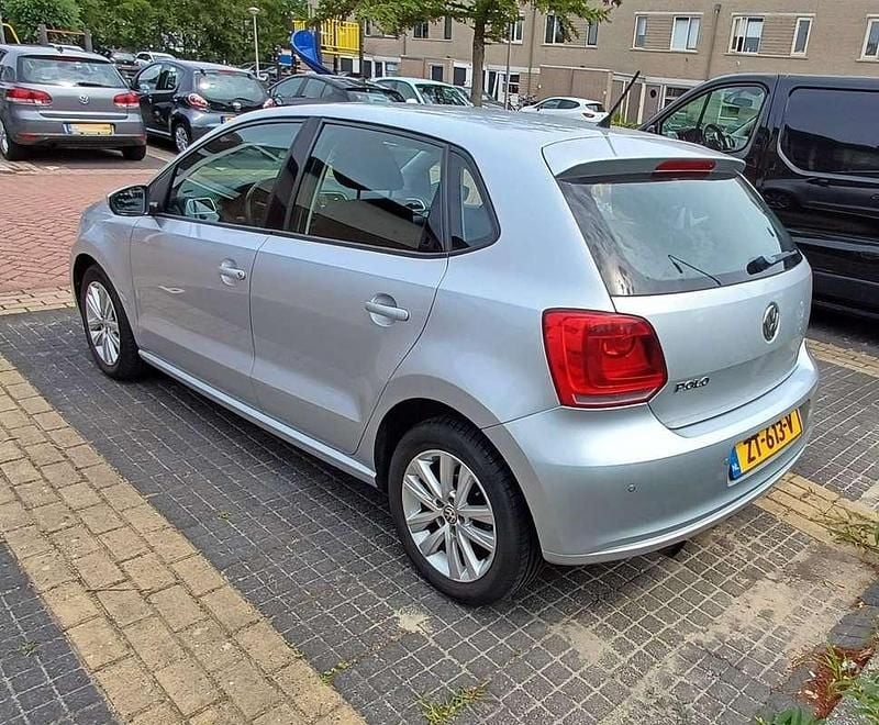 Zilver Gebruikt 2014 VW Polo Highline Hatchback | € 6.500 (Goede deal) - Afbeelding 1/4