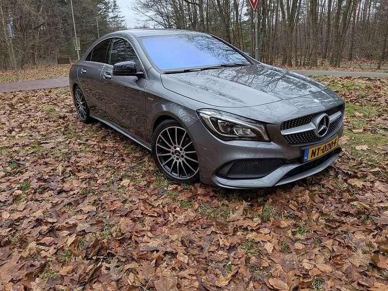 Grijs Gebruikt 2017 Mercedes CLA180 AMG line Sedan | € 19.995 (Eerlijke prijs) - Afbeelding 1/4